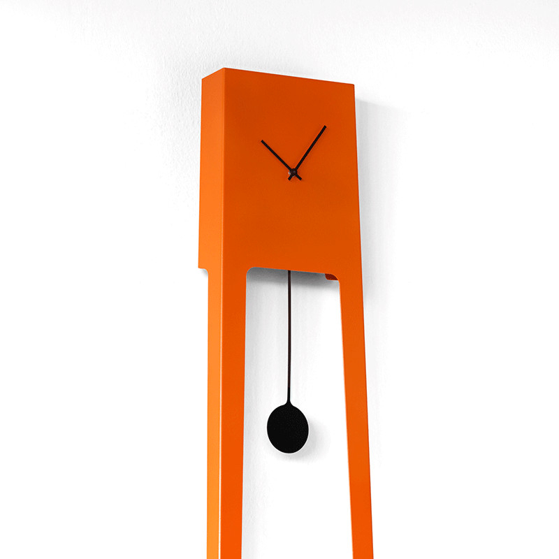Contemporary pendulum clock in lacquered metal Tiuku