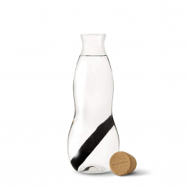 Carafe en verre avec filtre à charbon de la marque Black and Blum sur LaCorbeille.fr