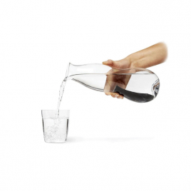 Carafe en verre avec filtre à charbon de la marque Black and Blum sur LaCorbeille.fr