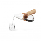 Carafe en verre avec filtre à charbon de la marque Black and Blum sur LaCorbeille.fr