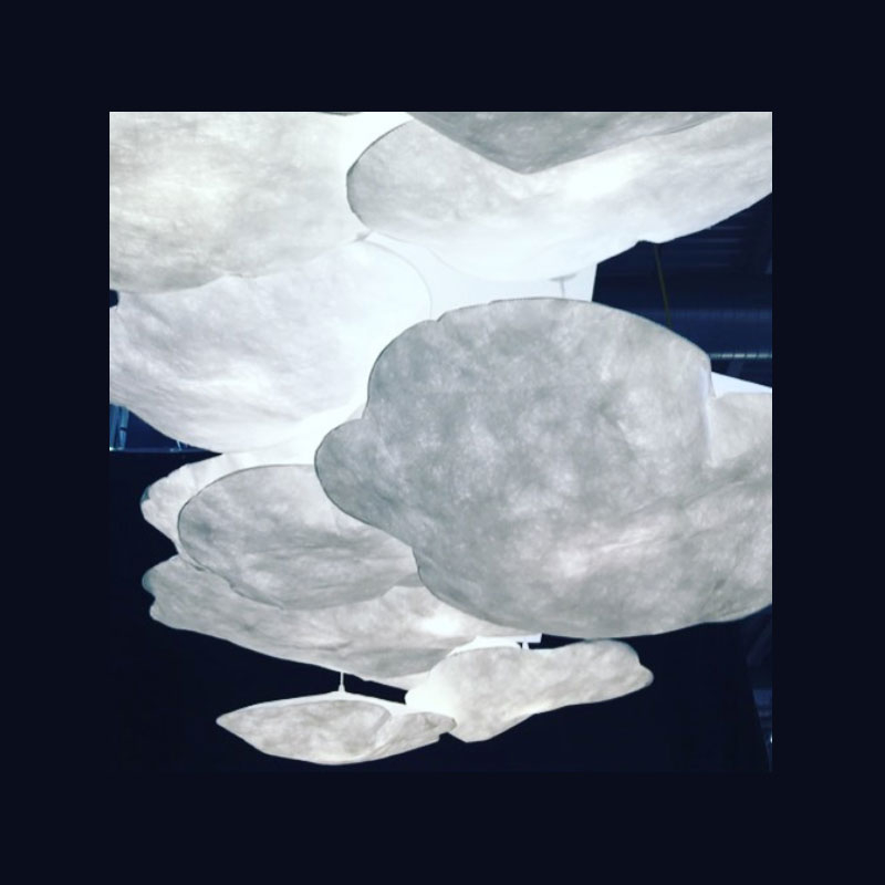 Suspension design originale en forme de nuage en tyvek