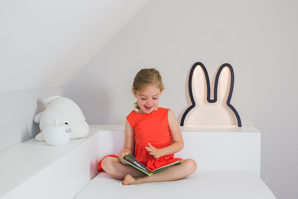 Lampe Design enfant Miffy avec petite fille qui sourit
